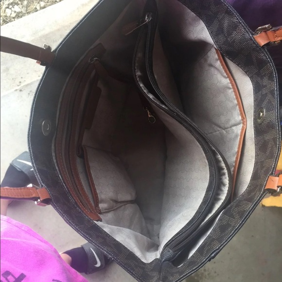 Michael Kors Purse. - Picture 4 of 6